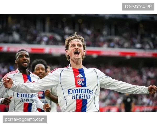 里昂主帅赛后解析变阵三后卫：旨在限制巴黎边路冲击