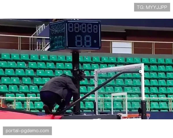 特写:弗洛西诺内主场突发照明故障,比赛中断15分钟 特写:弗洛西诺内主场突发照明故障,比赛中断15分钟